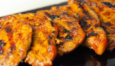 Taze ve sulu domuz filetosu biftekler, ahşap tahtada ızgara etler, iyi pişmiş biftekler.