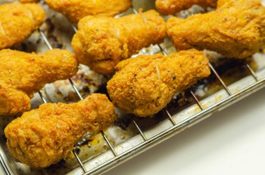 Güney çıtır çıtır kızarmış tavuk kanatları, metal tepside kızarmış tavuk kanatları, fast food.