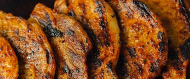 Taze ve sulu domuz filetosu biftekler, ahşap tahtada ızgara etler, iyi pişmiş biftekler.