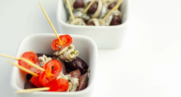 Los Tradicionales Aperitivos Españoles Aceitunas Tomates Anchoas Cuencos Cerámica Blanca —  Fotos de Stock