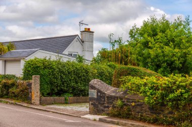 İngiliz kırsalında ilginç bir araba kullanımı, tipik İngiliz mimarisi.