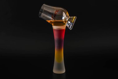 Renkli, çok katmanlı bir içecek ve siyah arka planda viski bardağında tek malt viski, parti zamanı.