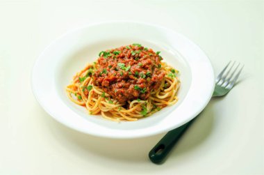 Soğanlı kıymalı bolonez ve havuçlu spagetti, italyan yemeği.