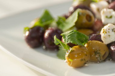Beyaz peynir ve maydanozlu yeşil ve siyah zeytinlere dayalı taze Yunan salatası, geleneksel Akdeniz mutfağı.
