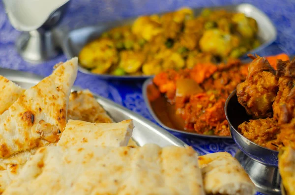 咖哩鸡和咖哩鸡 配上各种米饭和洋葱 还有传统的印度菜 Bhajis和Samosas — 图库照片