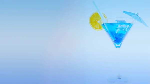 Modrý Koktejl Martini Sklenici Citrónem Kostkami Ledu Osvěžující Alkoholický Nápoj — Stock fotografie