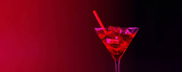 Cocktail Rafraîchissant Rouge Avec Glaçons Préparé Par Barman Boisson Fête — Photo