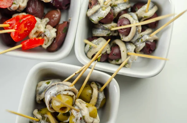 Los Tradicionales Aperitivos Españoles Aceitunas Tomates Anchoas Cuencos Cerámica Blanca — Foto de Stock