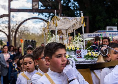 VELEZ-MALAGA, İspanya, 24 Mart 2018 Bir İspanyol kasabasındaki kutsal haftayla ilgili geçit törenine katılan çocuklar