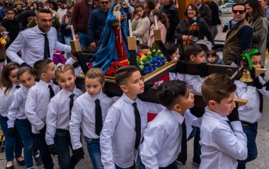 VELEZ-MALAGA, İspanya, 24 Mart 2018 Bir İspanyol kasabasındaki kutsal haftayla ilgili geçit törenine katılan çocuklar