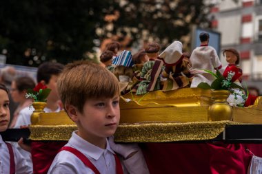 VELEZ-MALAGA, İspanya, 24 Mart 2018 Bir İspanyol kasabasındaki kutsal haftayla ilgili geçit törenine katılan çocuklar