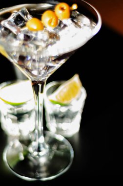 Cin, vermut, zeytin ve buzlu kokteyl bardağı ve gece hayatına dayanan geleneksel içki.