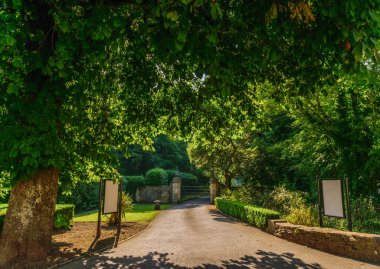 İngiliz kırsalında ilginç bir araba kullanımı, tipik İngiliz mimarisi.