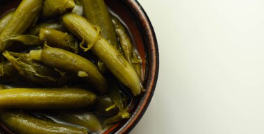 Salatalık turşusu salatalık turşusu geleneksel tariflere göre seramik kasede servis edilir.