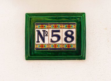 Duvarda 58 numaralı dekoratif seramik ev, karakteristik dekoratif unsur, numara