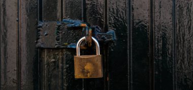 Siyah metal kapıya asma kilit, güvenli mülk kilidi için element, koruma