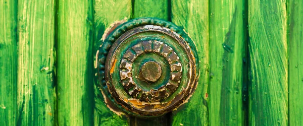 Yuvarlak kapı koluna yakın çekim dekoratif unsurlar, kapı dekorasyonu, klasik