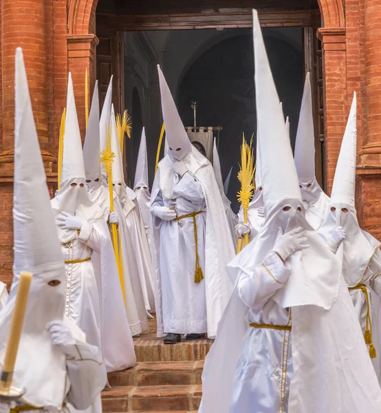 Húsvét Folyamán Részt Vevő Emberek Nagyhetes Felvonuláson Egy Spanyol Városban — Stock Fotó