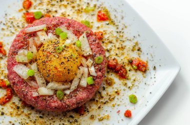 Biftek tartar, çiğ yumurta sarısı ve soğanlı domates, aperatif.