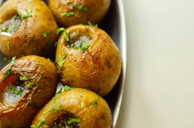 İtalyan mantarı yağıyla karıştırılmış kokulu sarımsaklı tereyağlı mini ceket patatesleri, lezzetli yemekler.