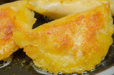 Ev yapımı tereyağlı mantı, geleneksel Doğu Avrupa yemeği.