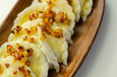 Kızarmış soğan, geleneksel Polonya, Rus ve Ukrayna mutfağı serpiştirilmiş hamur tatlısı, lezzetli