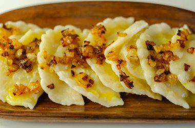 Kızarmış soğan, geleneksel Polonya, Rus ve Ukrayna mutfağı serpiştirilmiş hamur tatlısı, lezzetli