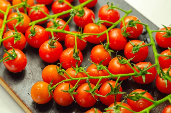 Recouvert Gouttes Eau Tomates Fraîches Avec Des Branches Sur Bois — Photo