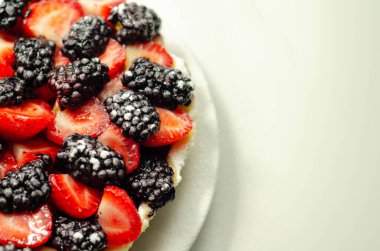 Tereyağı zenginleştirilmiş kısa hamur tatlısı çilek ve böğürtlen, renkli süslemeli mevsimlik pasta, pastane