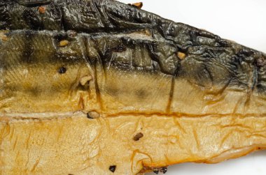 Sıcak tütsülenmiş İskoç uskumrusu fileto, çatlamış karabiber ve lezzetli balık.