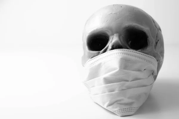 Läskig Mänsklig Skalle Med Medicinsk Mask Symbolisk Skildring Dödsfall Till — Stockfoto