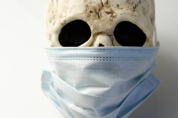 Läskig Mänsklig Skalle Med Medicinsk Mask Symbolisk Skildring Dödsfall Till — Stockfoto