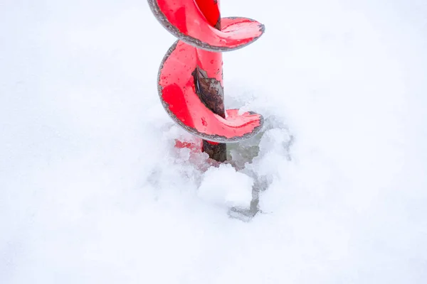 Śruby Lodu Wiertarka Pomalowane Kolorem Czerwonym Kroi Się Śniegu Lodu — Zdjęcie stockowe