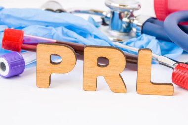 Kısaltma veya kısaltma, Prl, laboratuvar, bilimsel, araştırma veya tıbbi uygulama Prolaktin test anlamına gelir, laboratuvar test tüpleri, sağlık stetoskop ve eldiven arka plan ile ön planda olduğunu