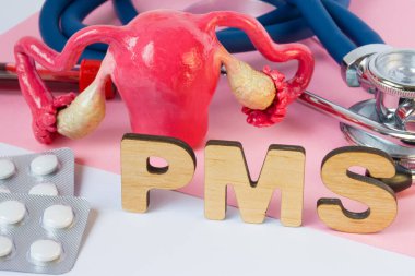 PMS Acronym veya premenstrüel sendrom, fiziksel ve duygusal belirtiler kadın dönemden önceki kısaltma. Kadın organları - rahim ve yumurtalıklar, hap blister ve stetoskop model yakınındaki Word Pms