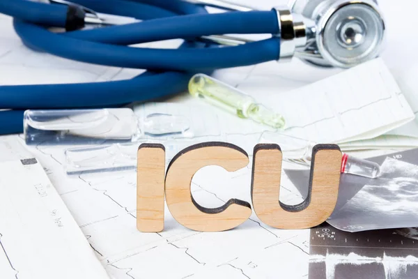 Icu在医院或诊所的重症监护病房 特别医疗单位的缩写或缩写 Word Icu在超声 药瓶和听诊器中的应用前景广阔 — 图库照片