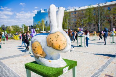 Boyalı taş oymalar veya av ilkel insan onun tarafında petroglifler paskalya tavşanına sanat figürü. Güzel Paskalya dekorasyon sanat