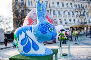 Paskalya tavşanı mavi kulaklarında büyük ayakta ile sanatsal boyalı hacimsel rakam. Güzel sanat Paskalya dekorasyon