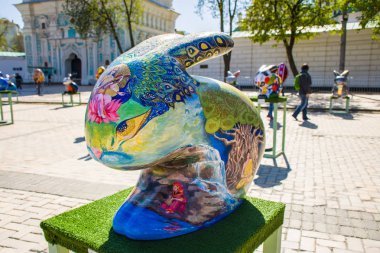 Sanat Hint motifleri boyalı Paskalya tavşanı yaratıcı figürü. Güzel Paskalya sanat dekorasyon