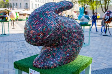 Paskalya tavşanı sanat dikenli figürü yapıştırılmış renkli iğnenin ucu kadar kaplı. Güzel Paskalya dekorasyon sanat