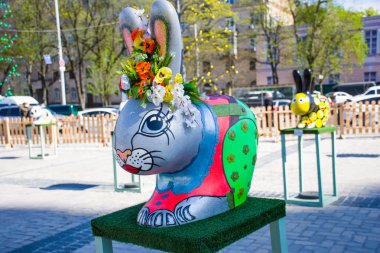 Güzel renkli kadın figürü Paskalya bunny uydurma kırmızı dudaklar, büyük gözleri ve kirpik, çelenk çiçek başında. Güzel Paskalya dekorasyon sanat
