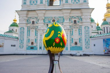 büyük Paskalya yumurta içinde halk motifleri, boyalı, Kyiv St. Sophia Katedrali çan kulesi Merkez kapısı arka plan üzerinde bir kaide üzerinde duruyor 