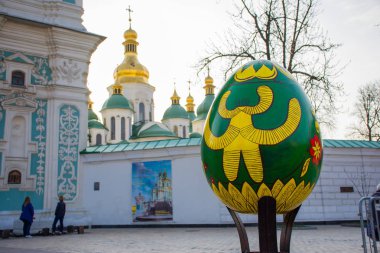 Büyük Paskalya yumurta sarı ve yeşil renkle boyanmış figürü sanat savunma duvarlarının zemin ve Kiev St. Sophia Katedrali kubbeleri vardır. Ortodoks Paskalya sembolü