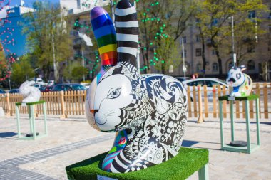 Paskalya tavşanı önde, ortada iki tarafından parlak yarı-renkli, split ve siyah ve beyaz, bölünmüş bir kişilik üzgün bir rakam. Güzel Paskalya decorat