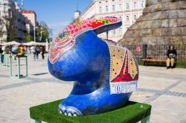 Hint tarzı renkli şal veya kumaş arkadaki mavi Paskalya tavşanı şekilde. Güzel Paskalya dekorasyon sanat