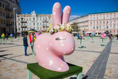 Paskalya tavşanı gelin yumuşak pembe pastel renklerde görüntü ve bir buket çiçek ile kafasına bir çelenk. Güzel sanat
