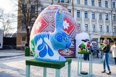 Paskalya tavşanı mavi kulaklarında büyük ayakta ile sanatsal boyalı hacimsel rakam. Güzel sanat Paskalya dekorasyon