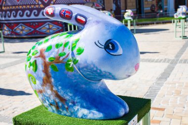 Sanat şekli Paskalya tavşan veya mavi tavşan kulakları üzerinde Polonya, Norveç ve İsviçre bayraklı. Güzel sanat Paskalya dekorasyon