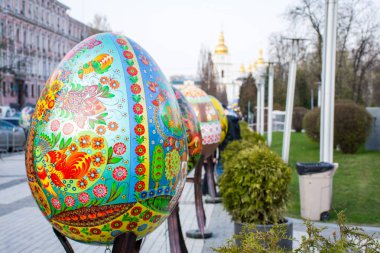Büyük Paskalya yumurtası, figürü ile sahne boyalı böyle yumurta altın kubbeli kilise ile haçlar arasında dizi duran parlak halk süsler, süsler içinde