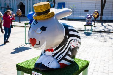 Paskalya tavşanına da çizgili bir ceket iskambil cebinde ve gözlüklerini gözleri ile figürü. Güzel Paskalya sanat dekorasyon. Kiev (Kiev), Ukrayna, Nisan 2018